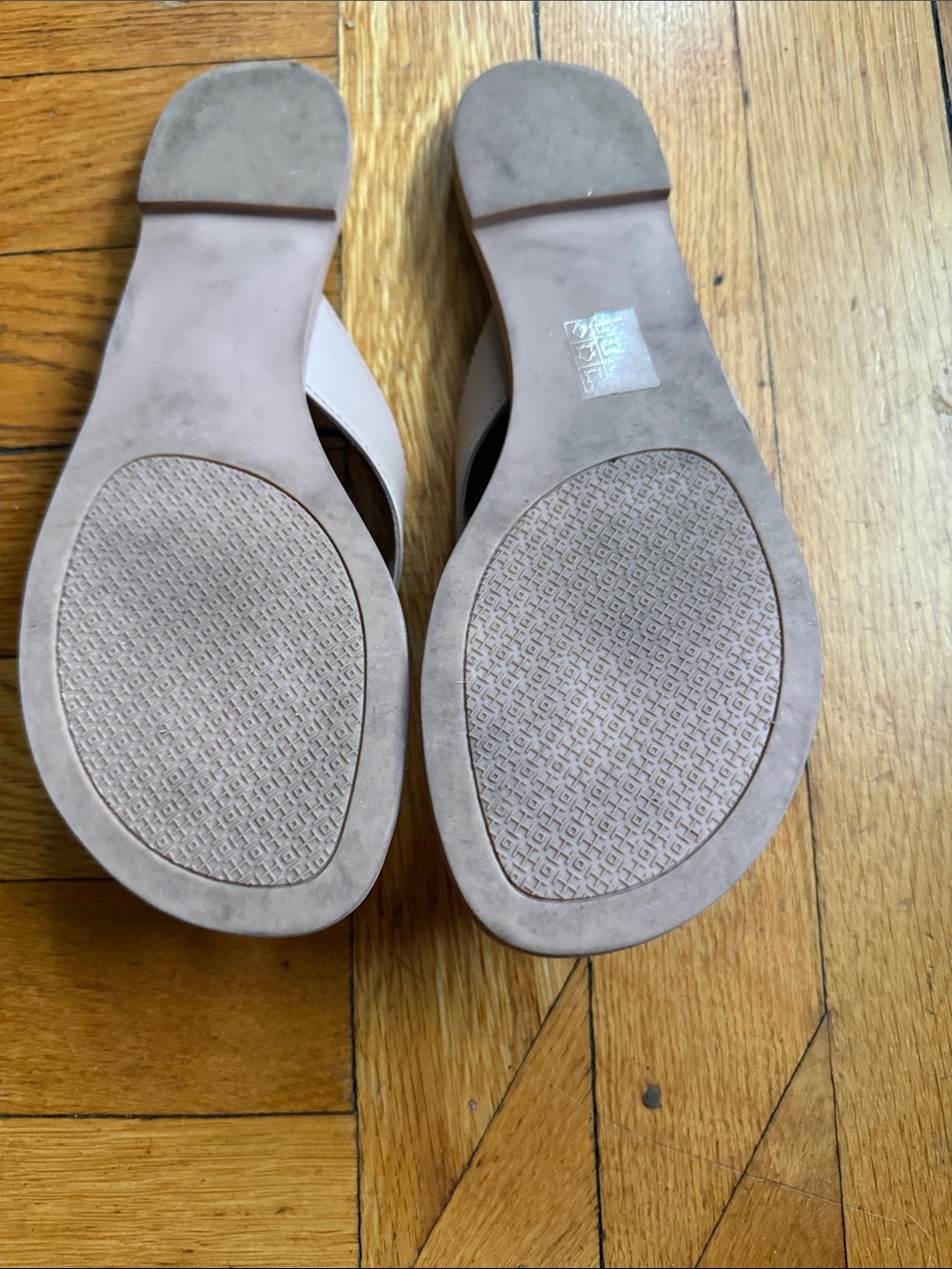 Tory Burch Nude Leather Logo Thong Sandals with Gold Emblem - Picture 2 of 2